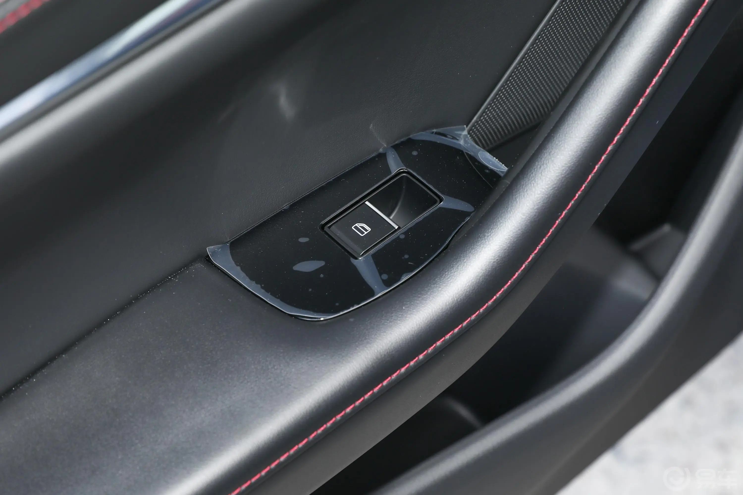 马自达3 昂克赛拉2.0L 自动黑曜质睿版后车窗调节