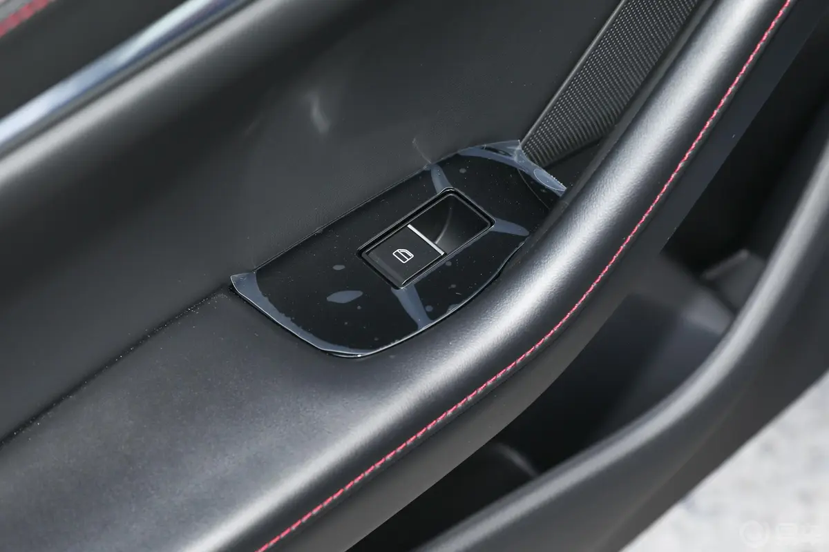 马自达3 昂克赛拉2.0L 自动黑曜质睿版后车窗调节