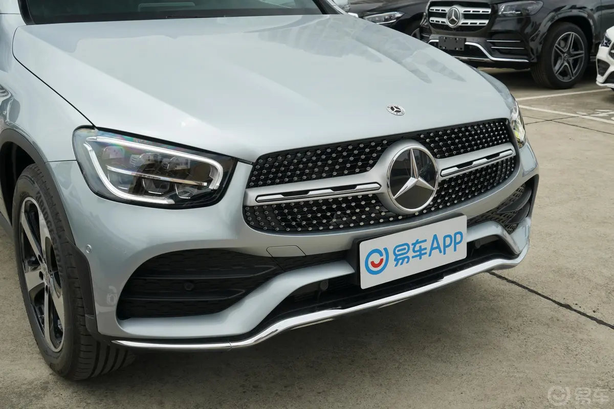 奔驰GLC改款三 GLC 260 L 4MATIC 动感型前格栅侧俯拍