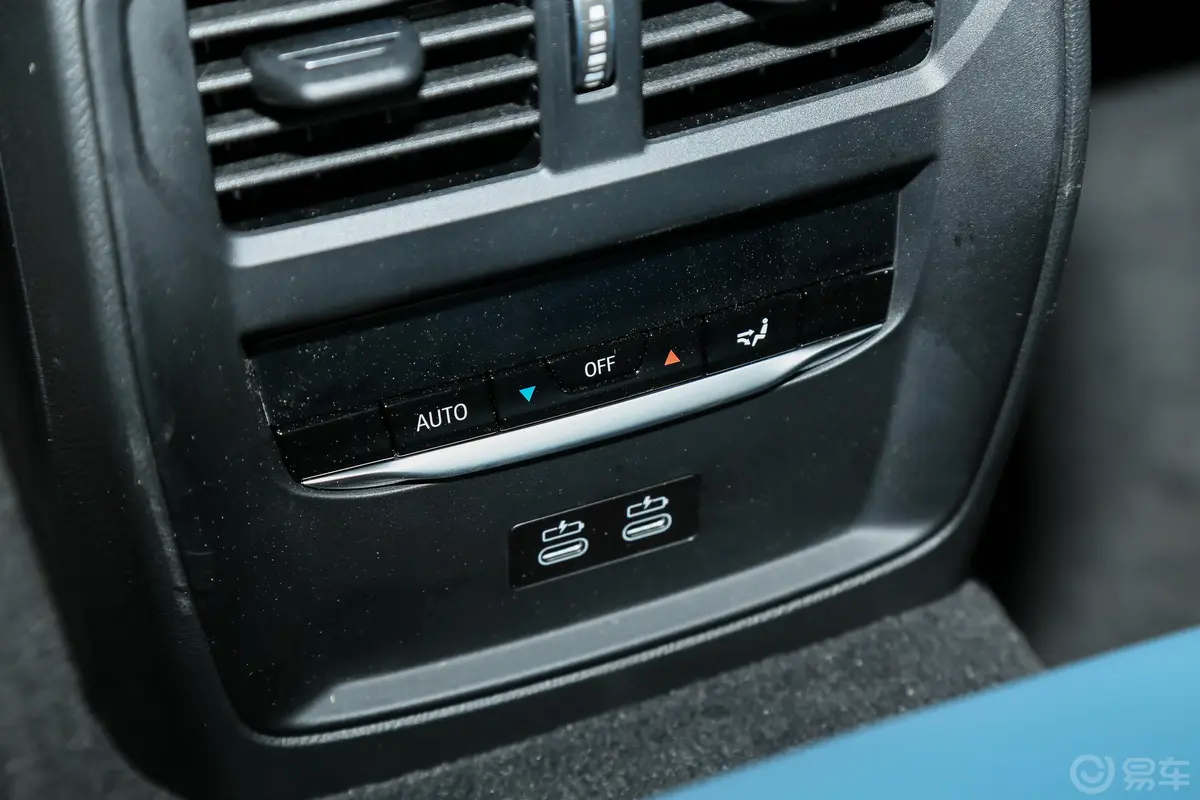 宝马M450周年版 M4 敞篷轿跑车 M xDrive后排空调控制键