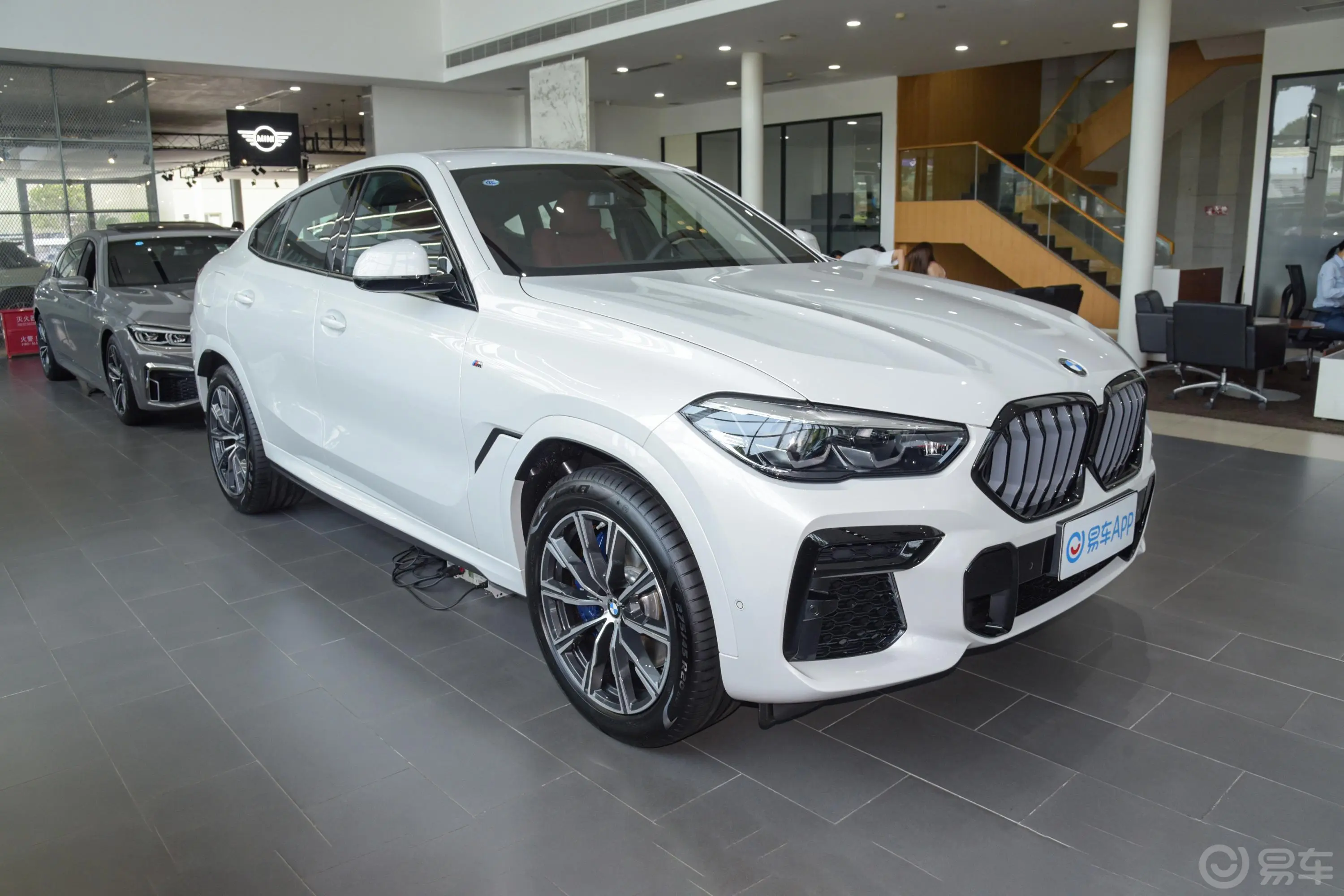 宝马X6改款 xDrive30i M运动套装侧前45度车头向右水平