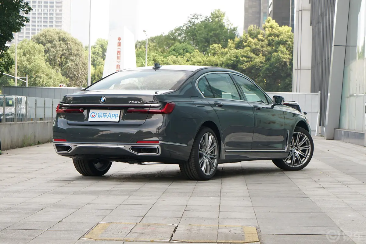 宝马7系740Li xDrive 行政型 豪华套装侧后45度车头向右水平