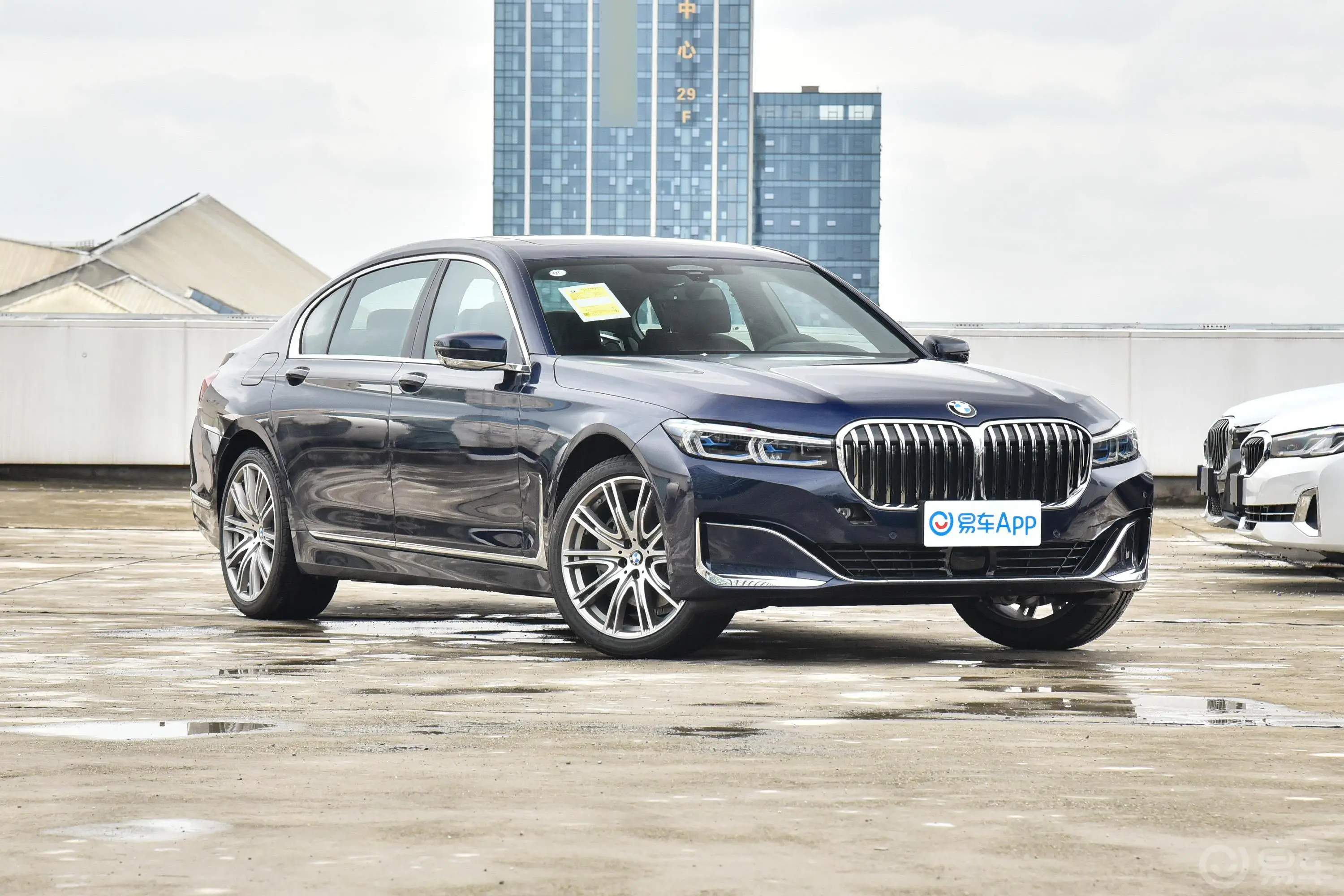 宝马7系740Li xDrive 行政型 豪华套装尾灯侧45度俯拍