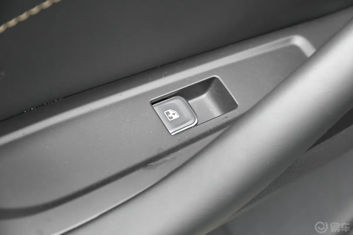 奔腾B70第三代 2.0T 自动智享型后车窗调节