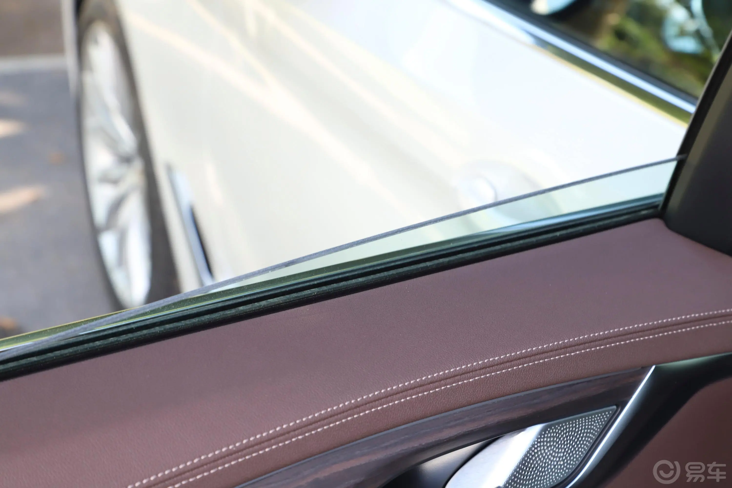 宝马5系改款二 530Li 行政型 豪华套装后排玻璃材质特写