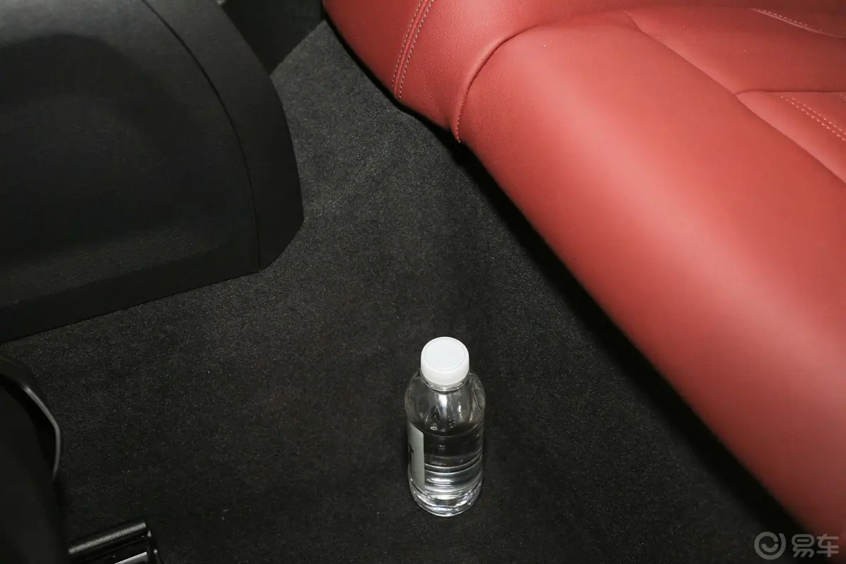 宝马4系改款2 敞篷轿跑车 430i M运动曜夜套装后排地板中间位置