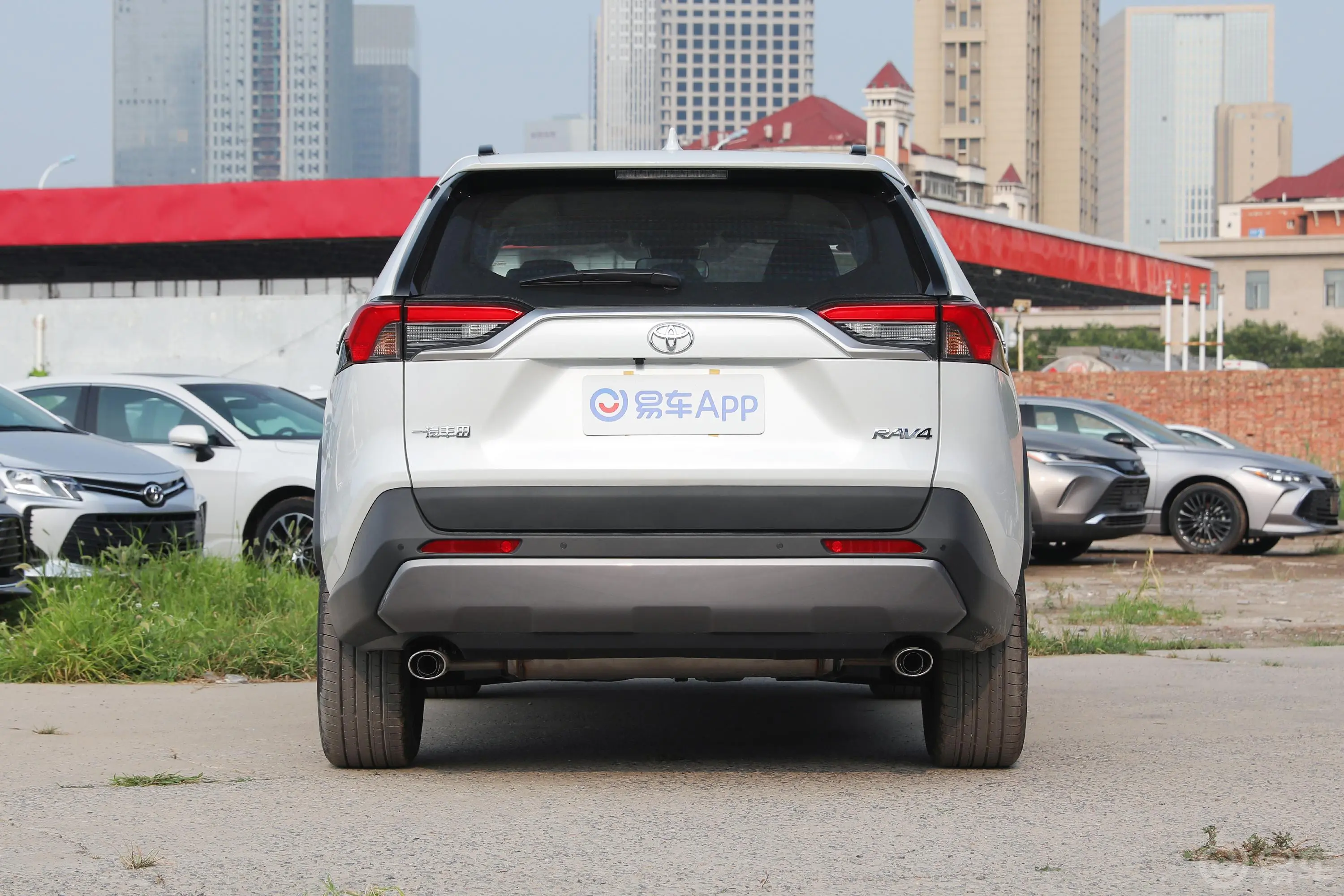 RAV4荣放2.0L CVT两驱尊贵版正后水平