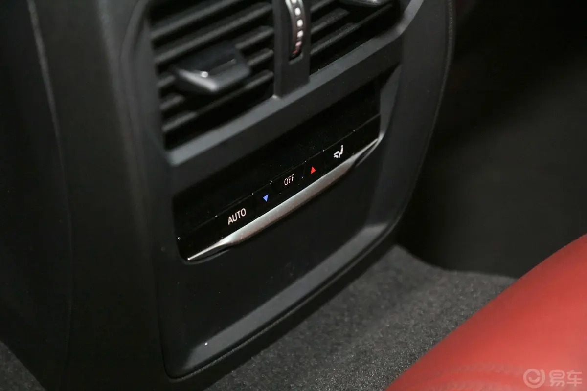 宝马4系改款2 敞篷轿跑车 430i M运动曜夜套装后排空调控制键