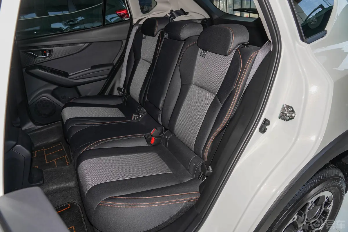 斯巴鲁XV2.0i AWD精英版后备箱内座椅放倒按钮