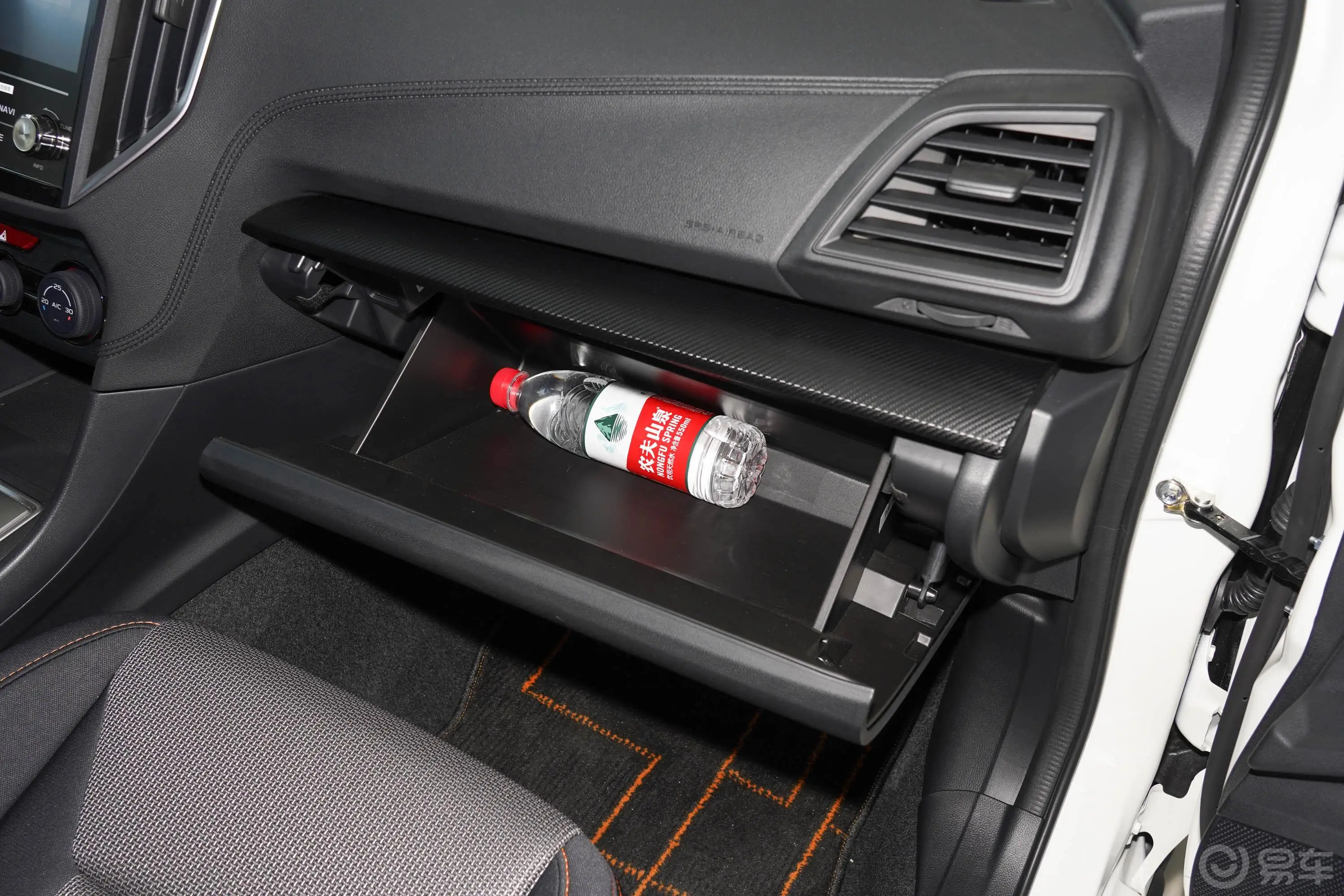 斯巴鲁XV2.0i AWD精英版手套箱空间水瓶横置