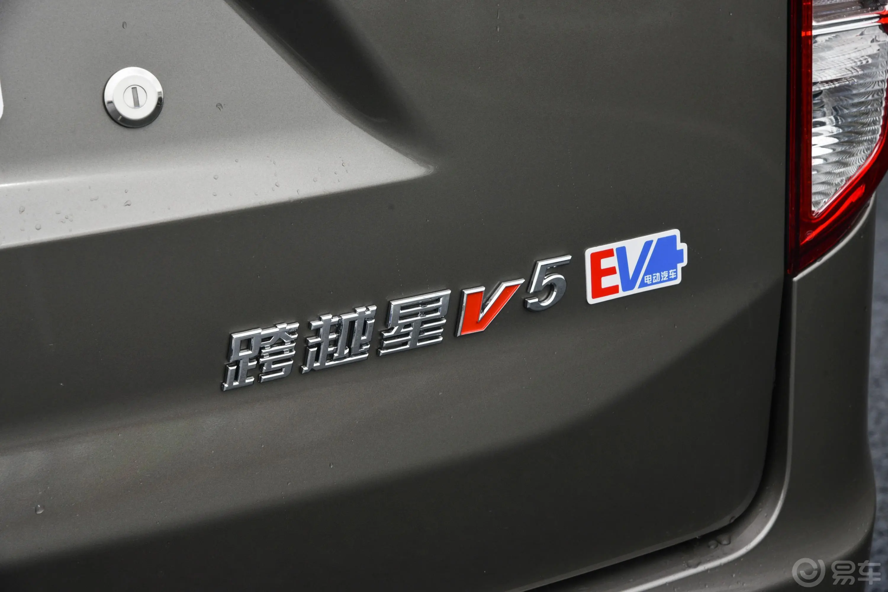 跨越星V5 EV242km 客车标准版 6座外观