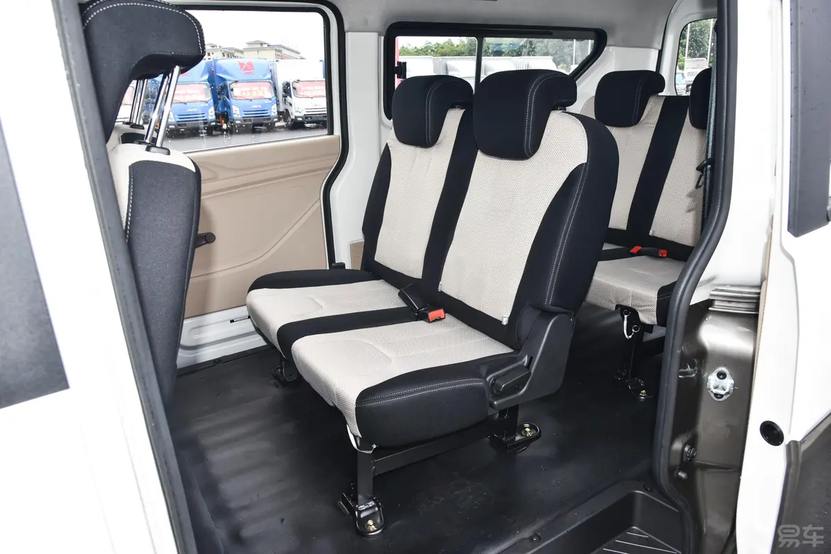 跨越星V5 EV242km 客车标准版 6座后排座椅