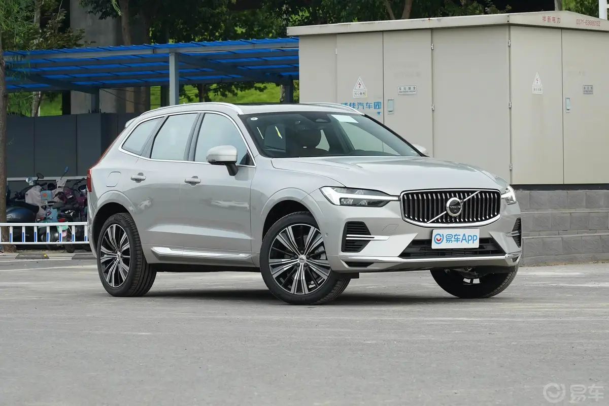 沃尔沃XC60 RECHARGET8 长续航 智远豪华版侧前45度车头向右水平