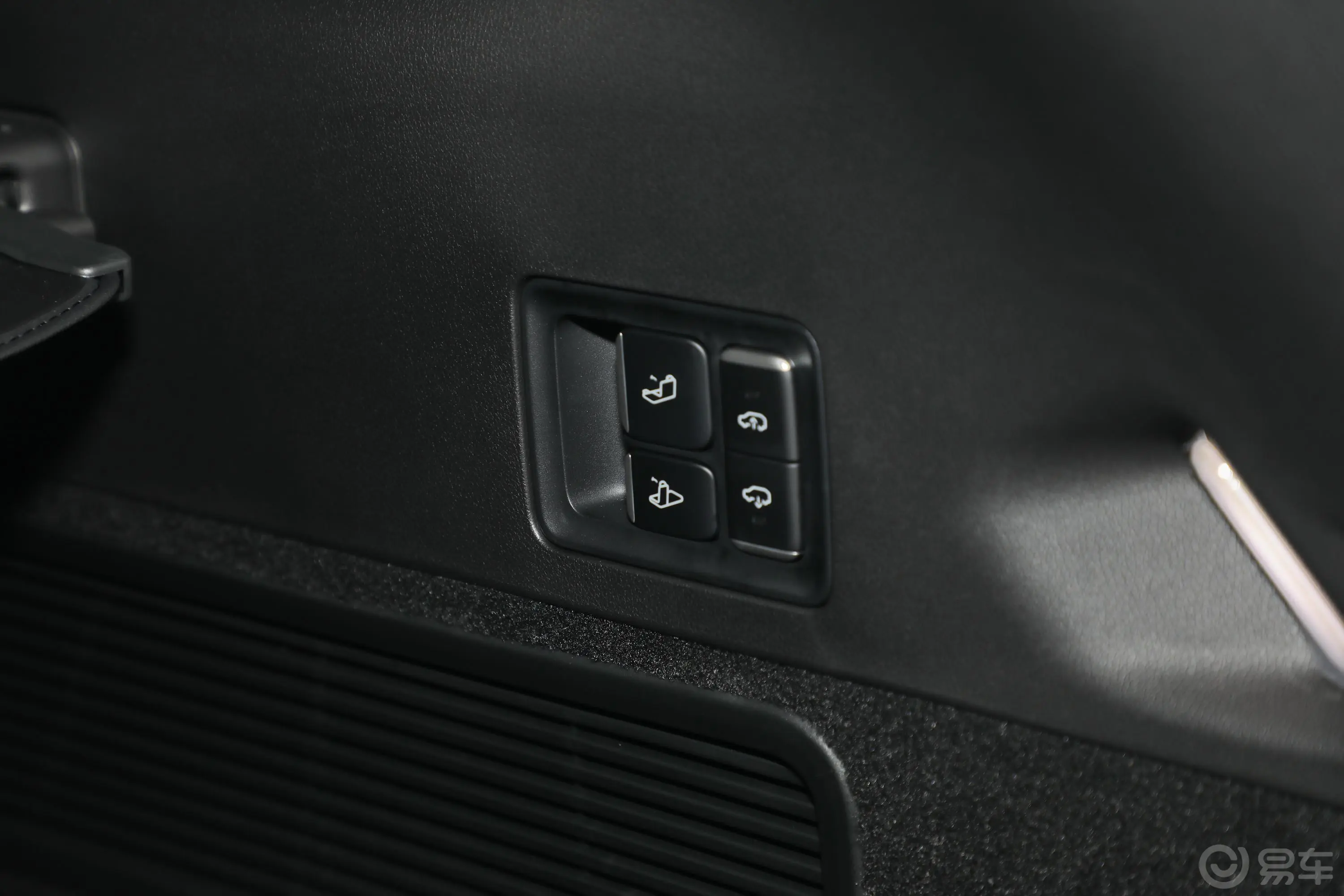 小鹏G9650 性能版Max后备箱内座椅放倒按钮