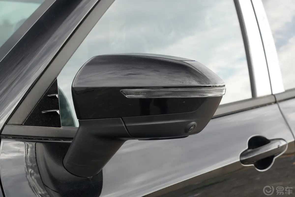 领睿极境版 EcoBoost 170 光影型主驾驶后视镜背面