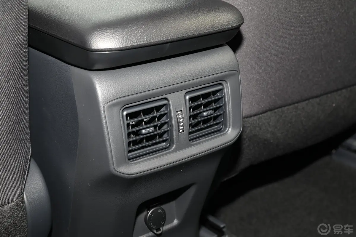 威兰达改款 2.0L 两驱领先版后排空调控制键