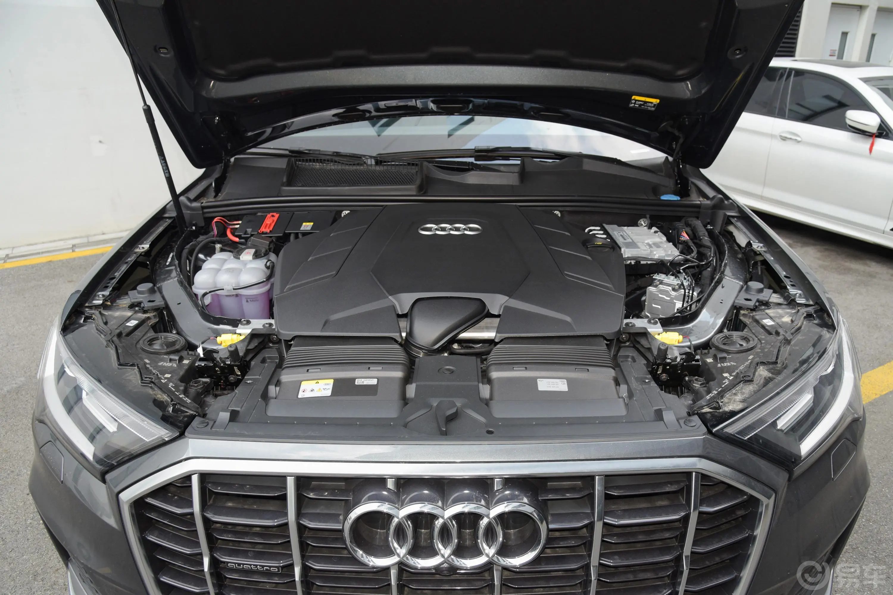 奥迪Q755 TFSI quattro S line运动型发动机舱整体