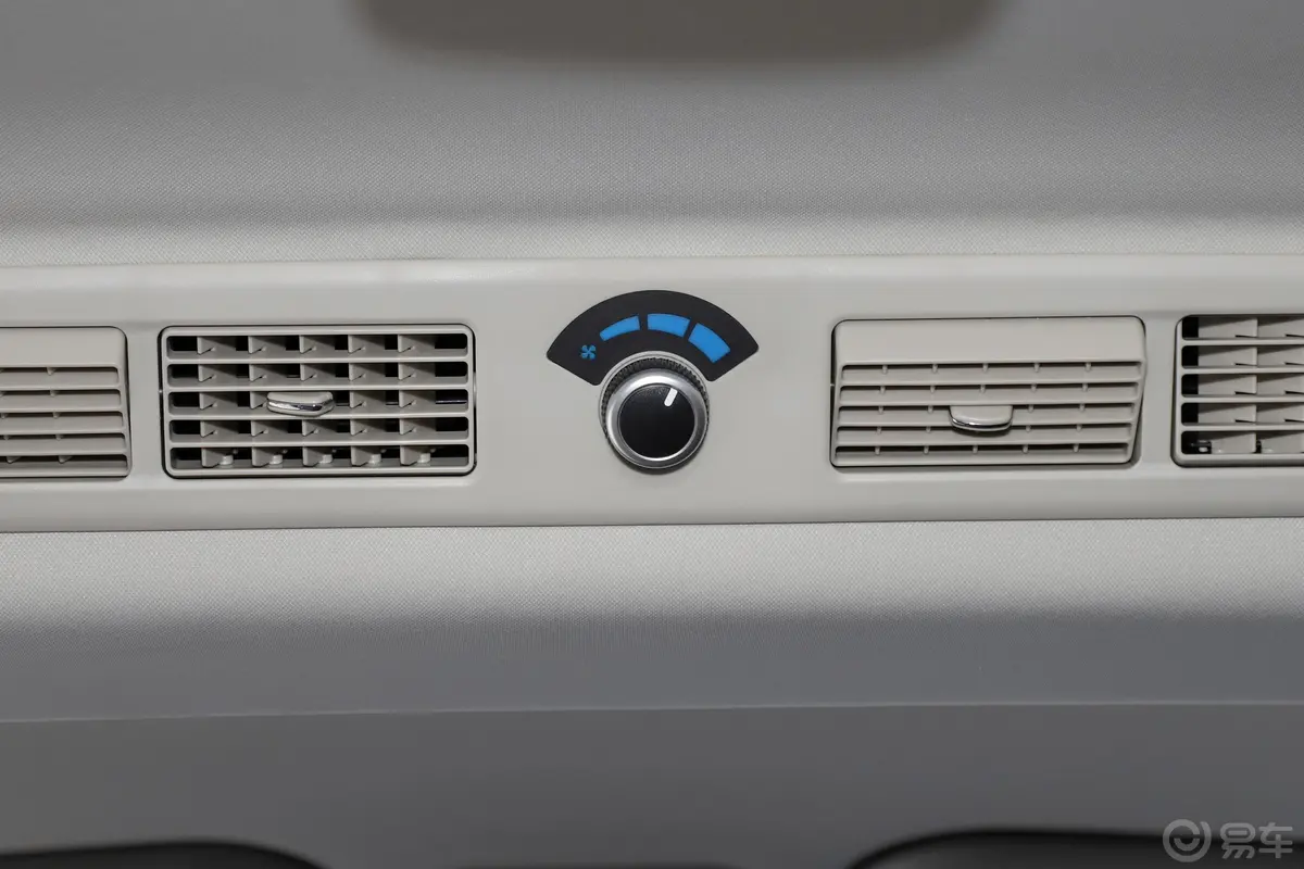 菱智PLUS旅行版 2.0L 手动 豪华型 7座后排空调控制键