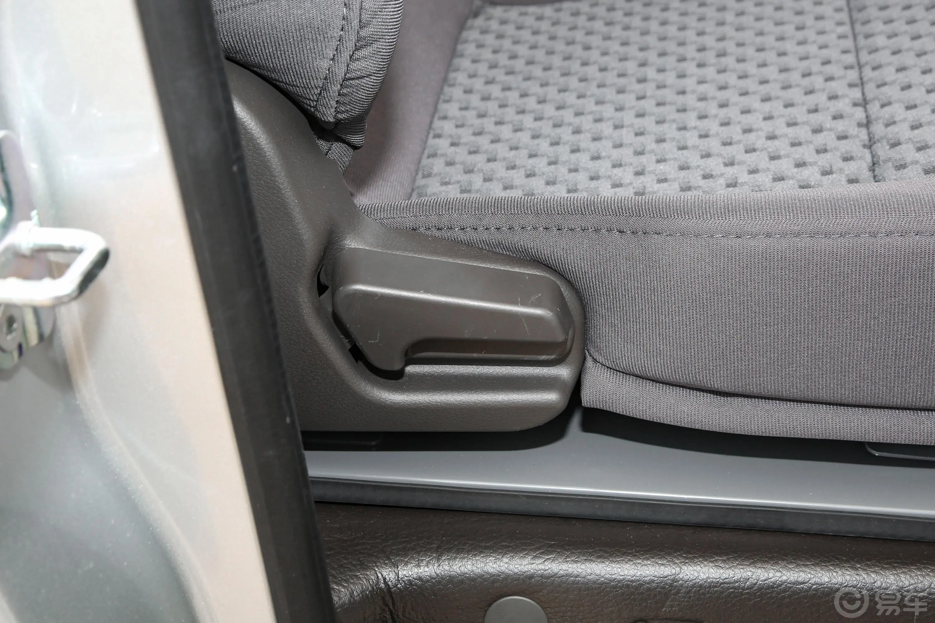 五菱荣光新卡1.5L 加长双排基本型 5座副驾座椅调节