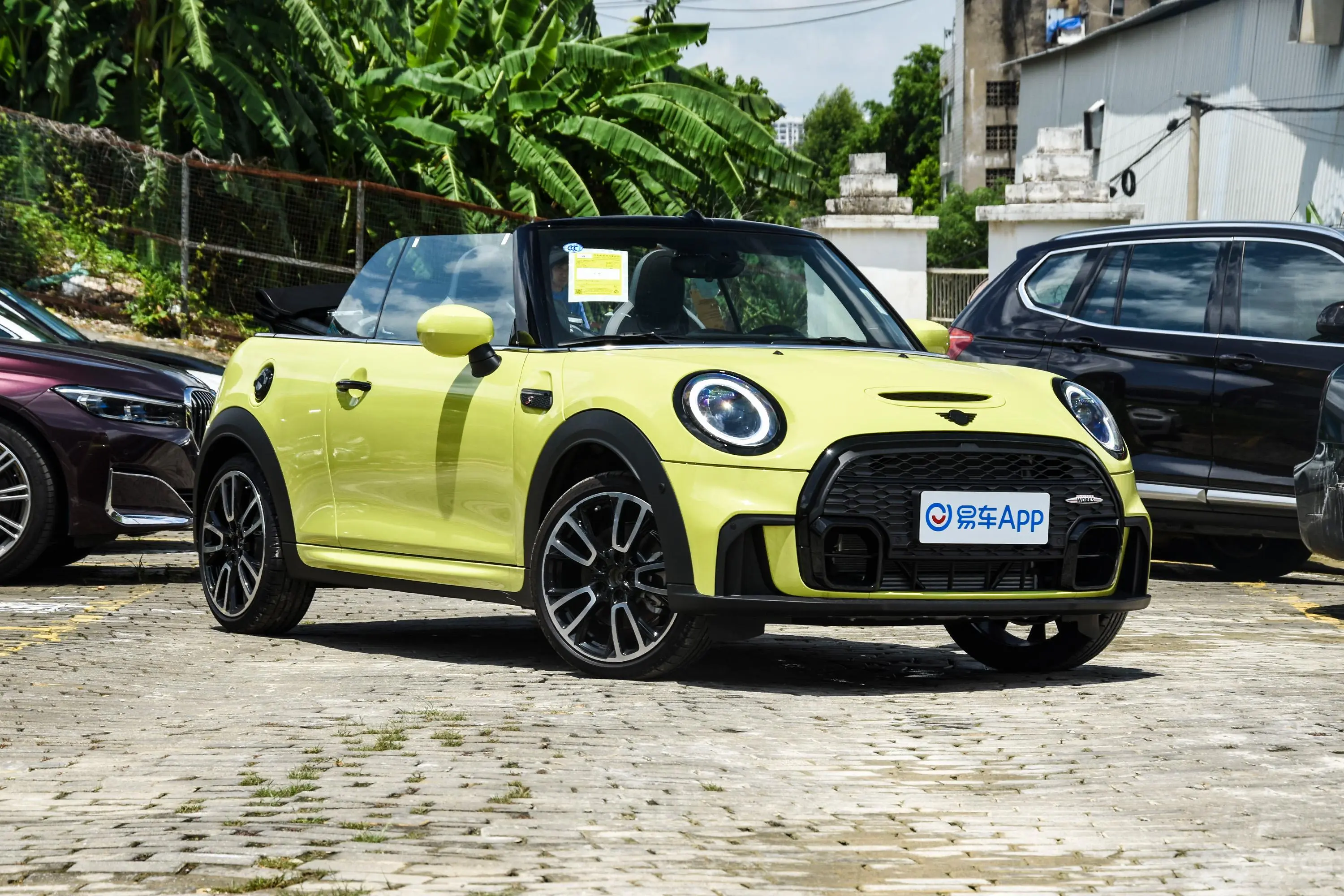 MINI CABRIO2.0T COOPER S CABRIO 赛车手前格栅侧俯拍