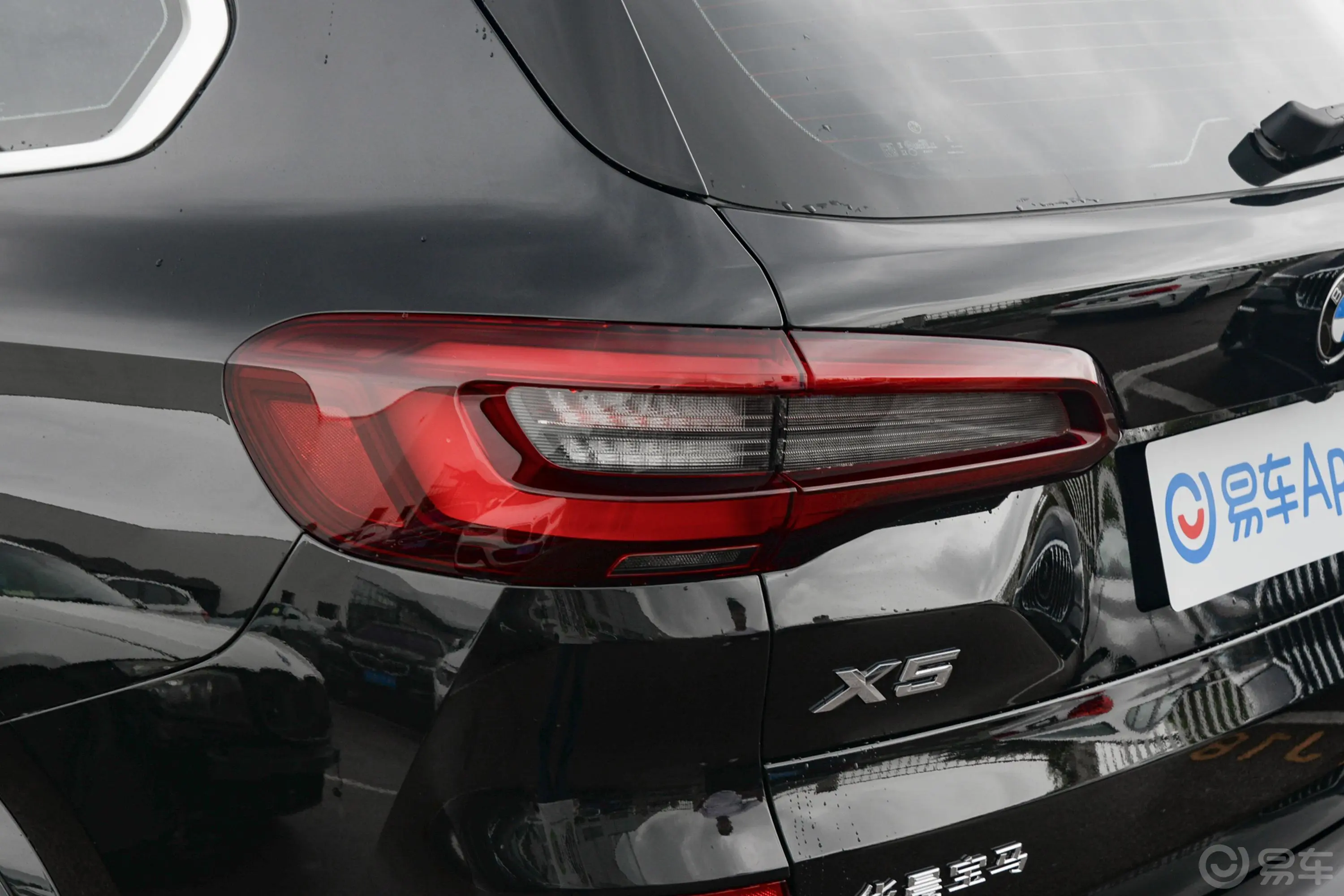 宝马X5改款 xDrive40Li 尊享型M运动套装尾灯侧45度俯拍