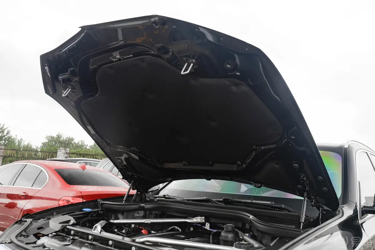 宝马X5改款 xDrive40Li 尊享型M运动套装发动机舱盖内侧