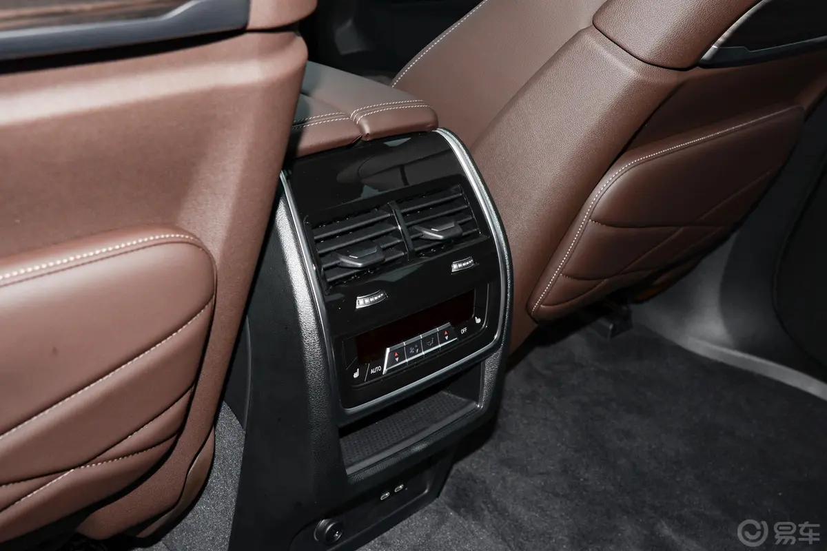 宝马X5改款 xDrive40Li 尊享型M运动套装后排空调控制键