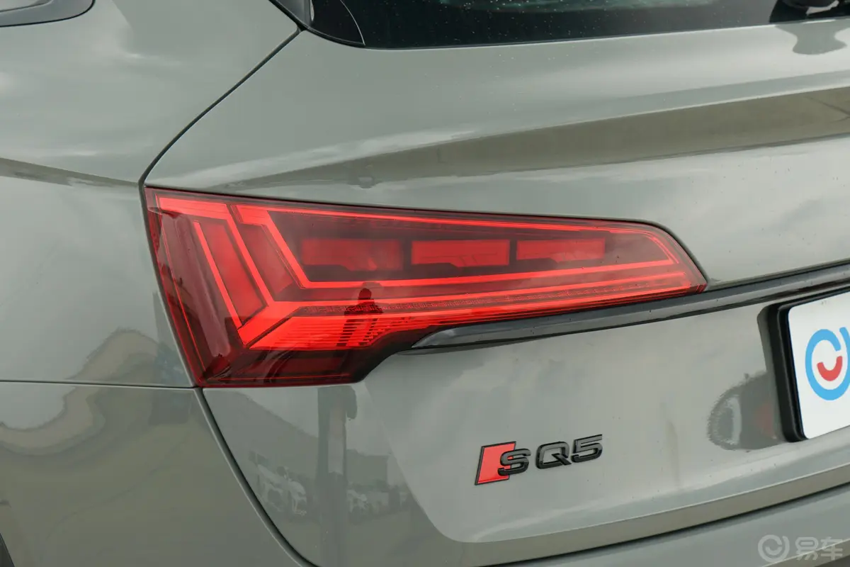 奥迪SQ5 Sportback3.0T quattro尾灯侧45度俯拍