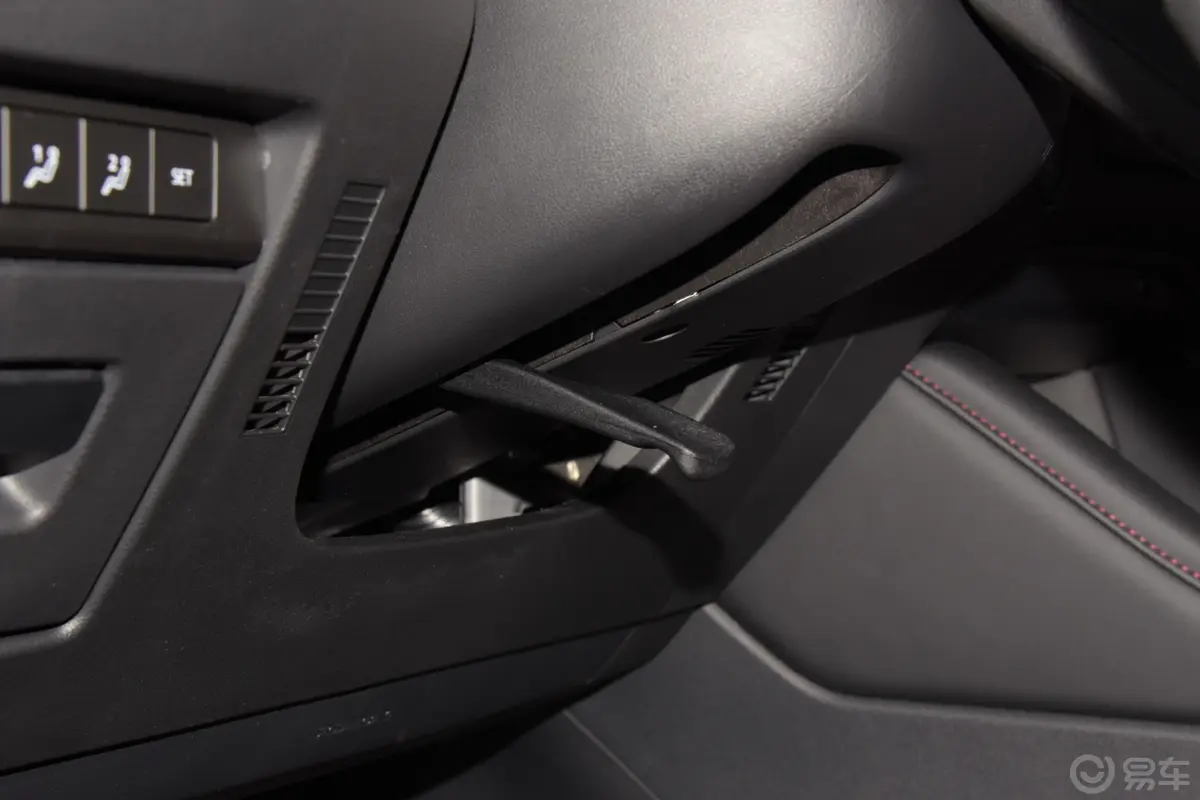 马自达3 昂克赛拉2.0L 自动黑曜质耀版方向盘调节