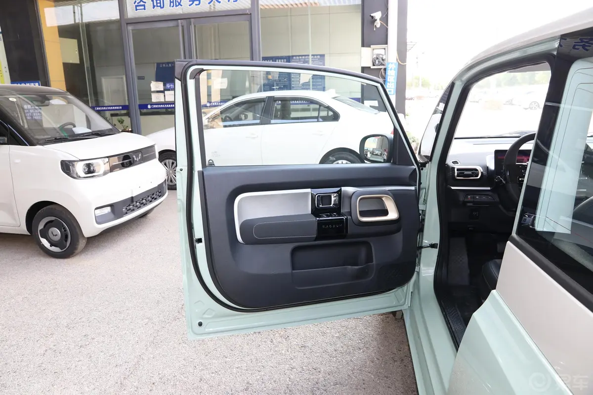 宝骏KiWi EV305km 智潮版 三元锂驾驶员侧前车门