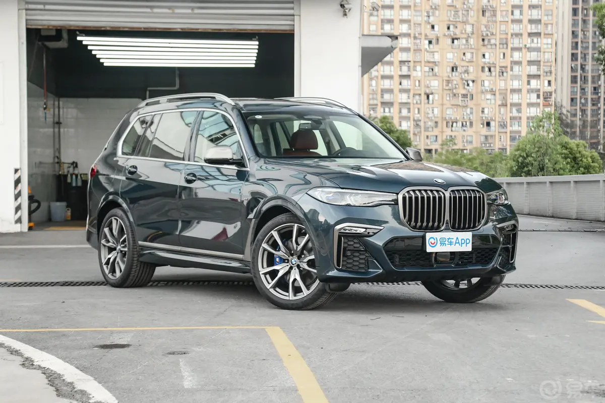 宝马X7xDrive M50i侧前45度车头向右水平