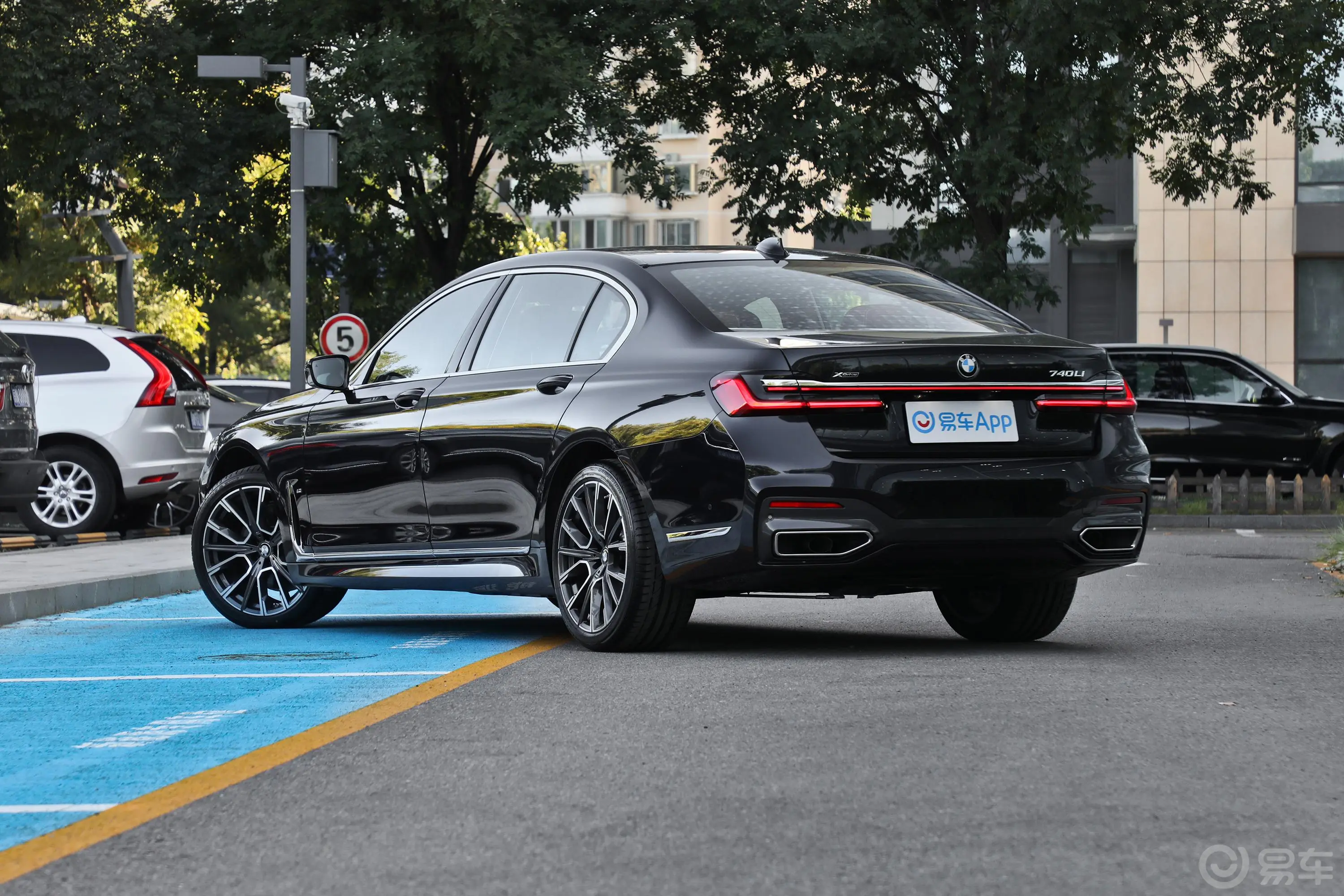 宝马7系740Li xDrive 行政型 M运动套装侧后45度车头向左水平