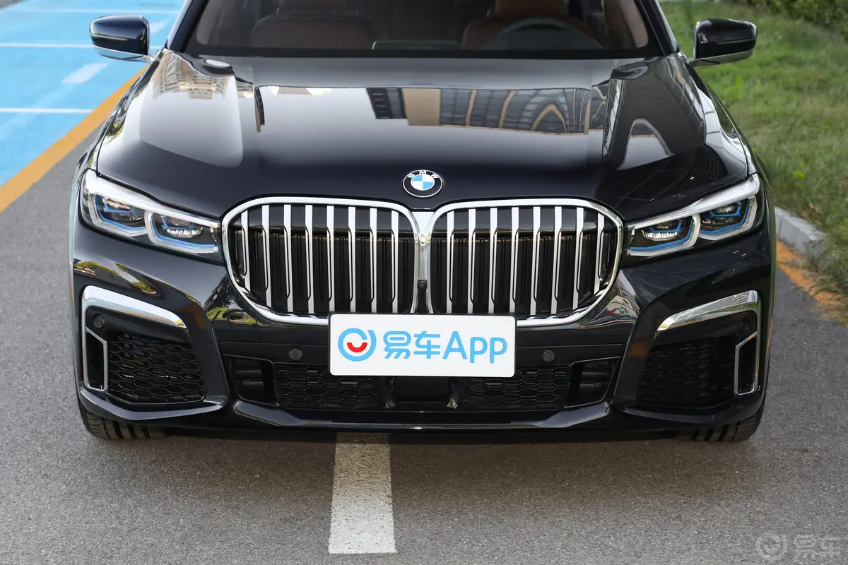 宝马7系740Li xDrive 行政型 M运动套装外观