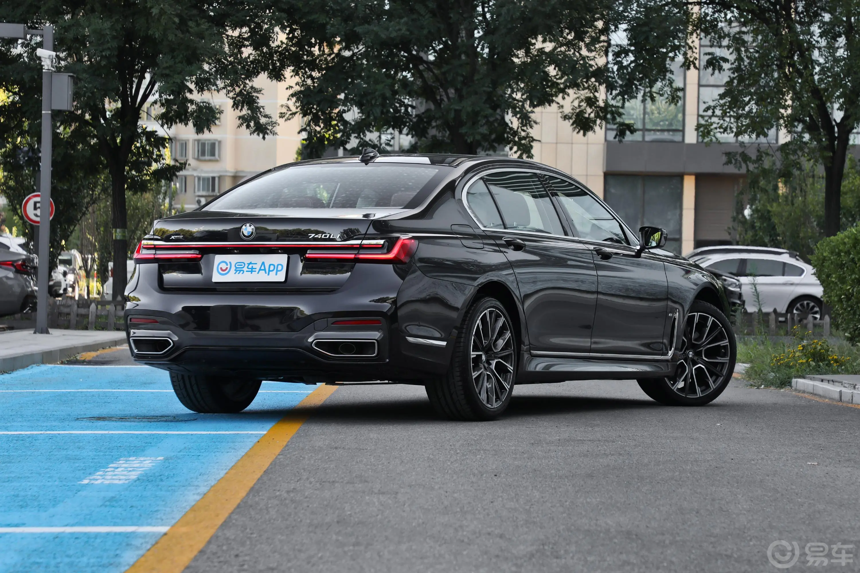 宝马7系740Li xDrive 行政型 M运动套装侧后45度车头向右水平