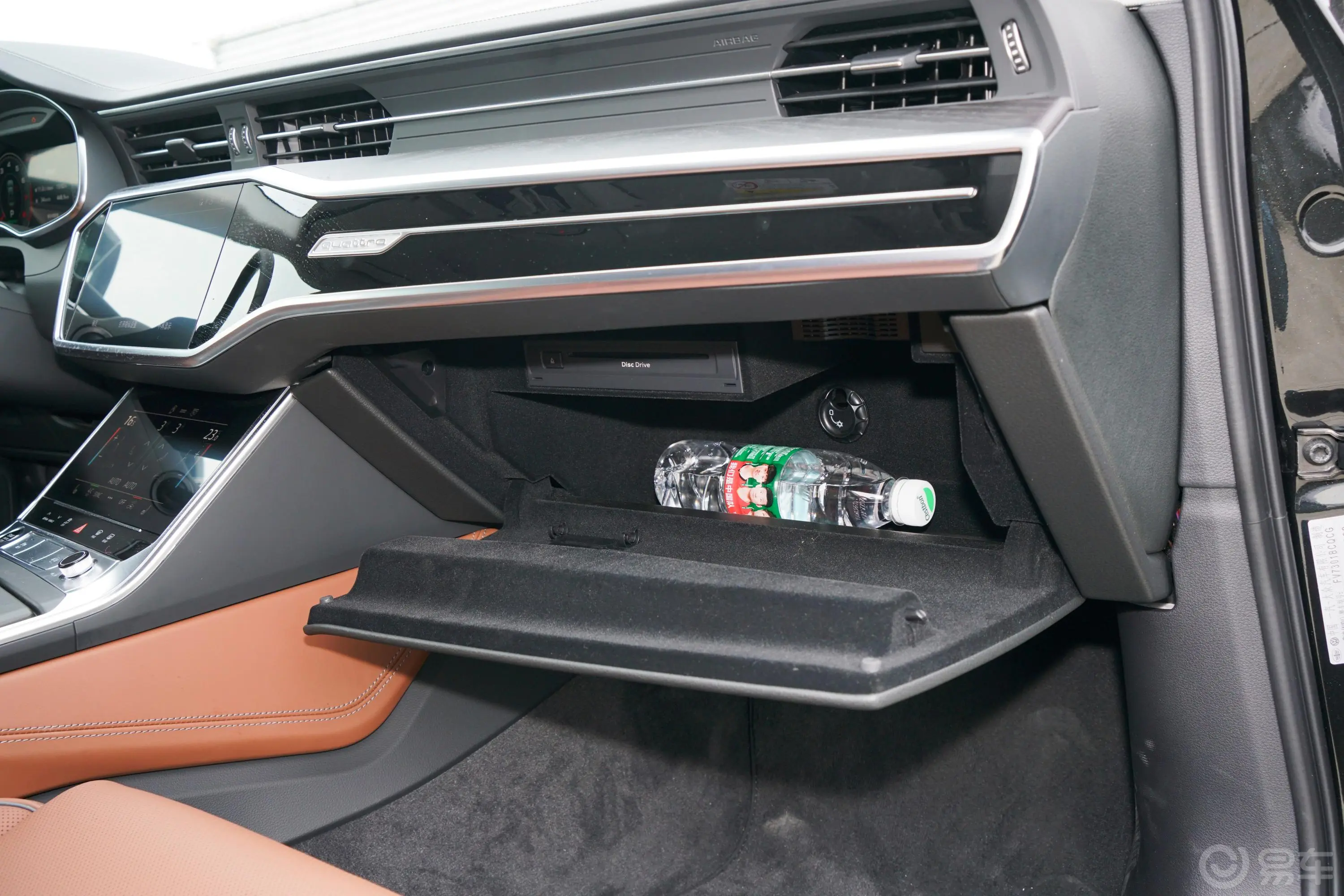 奥迪A6L55 TFSI quattro 尊享致雅型手套箱空间水瓶横置