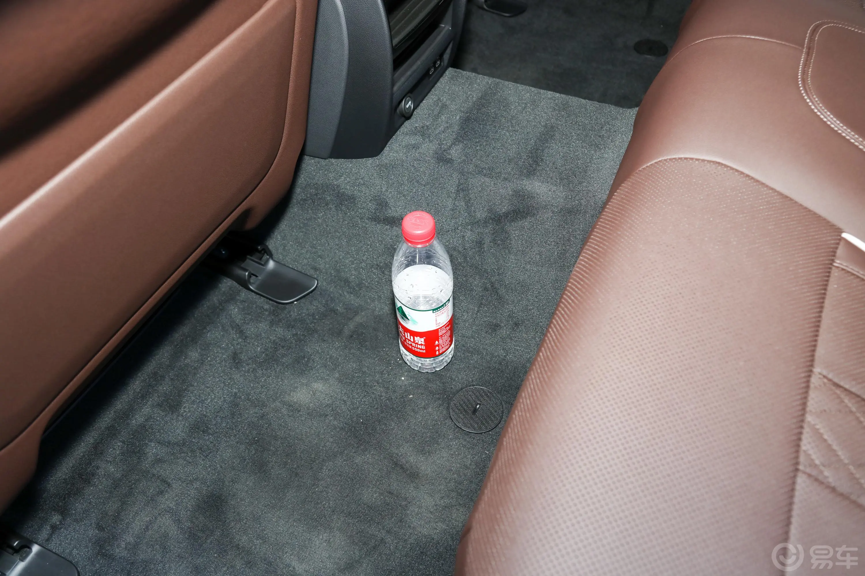 宝马5系改款二 530Li 领先型 M运动套装后排地板中间位置