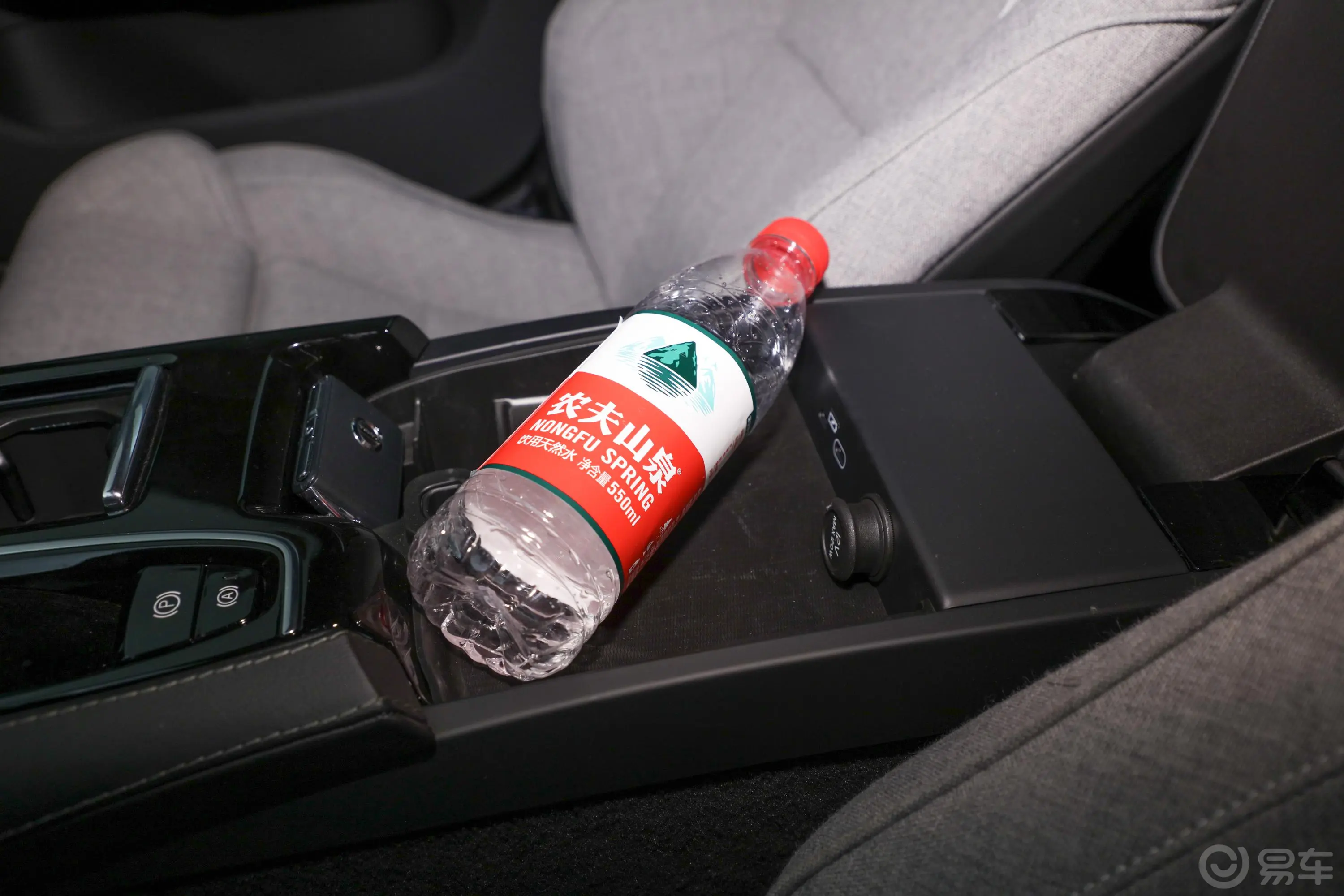沃尔沃S60新能源T8 四驱智雅运动版前排扶手箱储物格