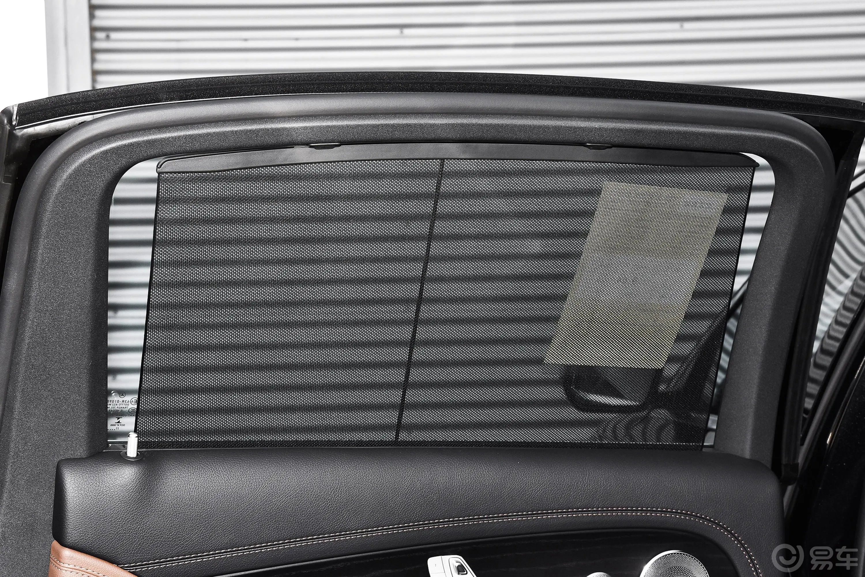 奔驰E级E 300 L 运动豪华型后排侧窗遮阳帘
