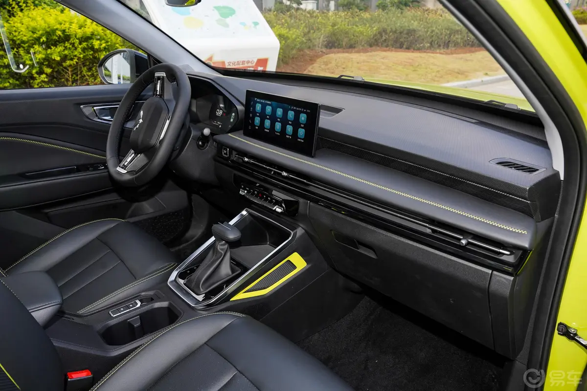 五菱星驰1.5T CVT潮酷型内饰全景副驾驶员方向