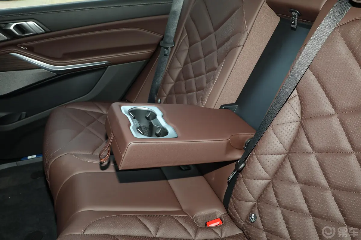 宝马X5改款 xDrive40Li M运动套装后排中央扶手