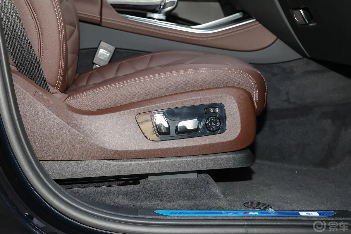 宝马X5改款 xDrive40Li M运动套装副驾座椅调节