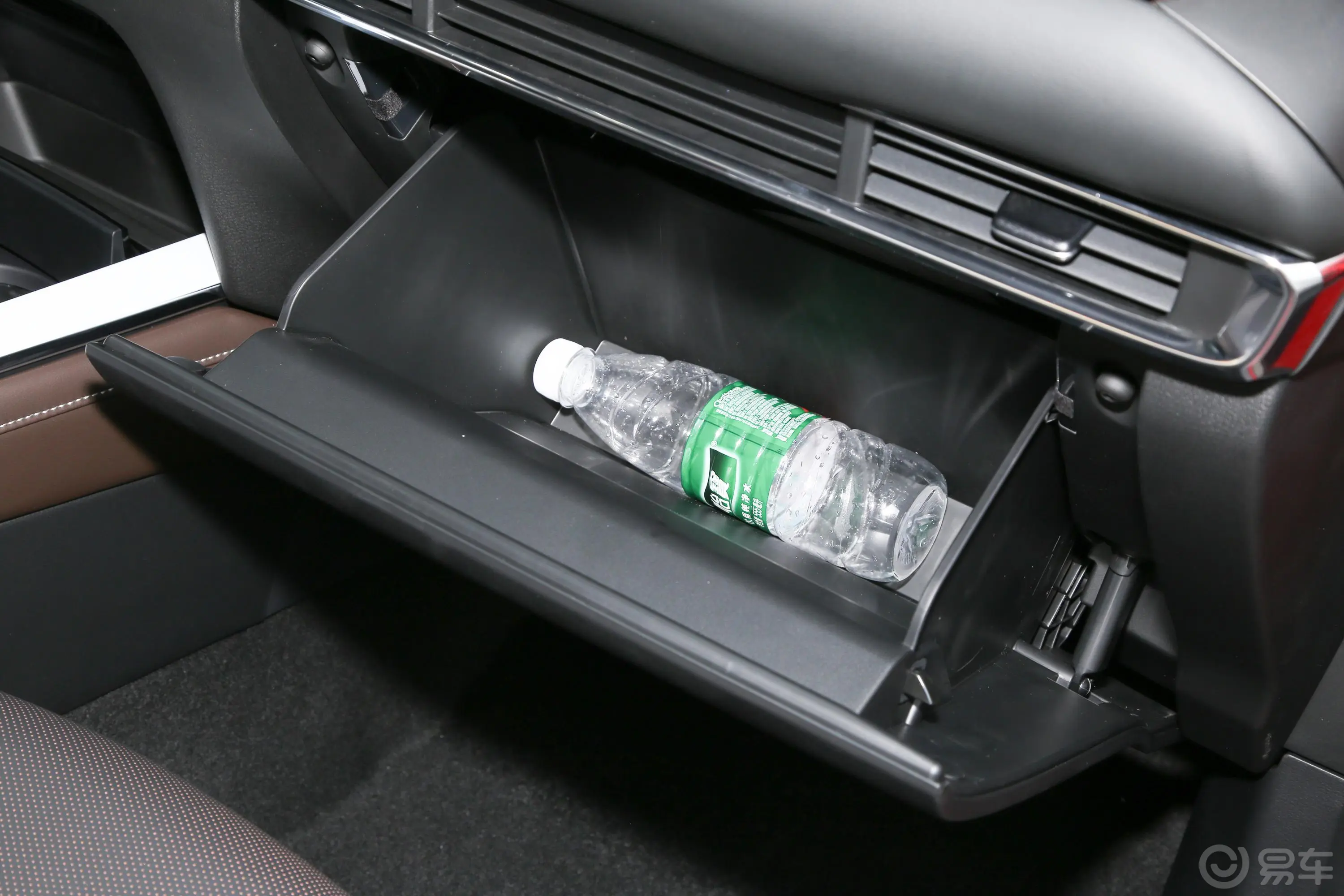 马自达CX-302.0L 自动嘉悦型手套箱空间水瓶横置