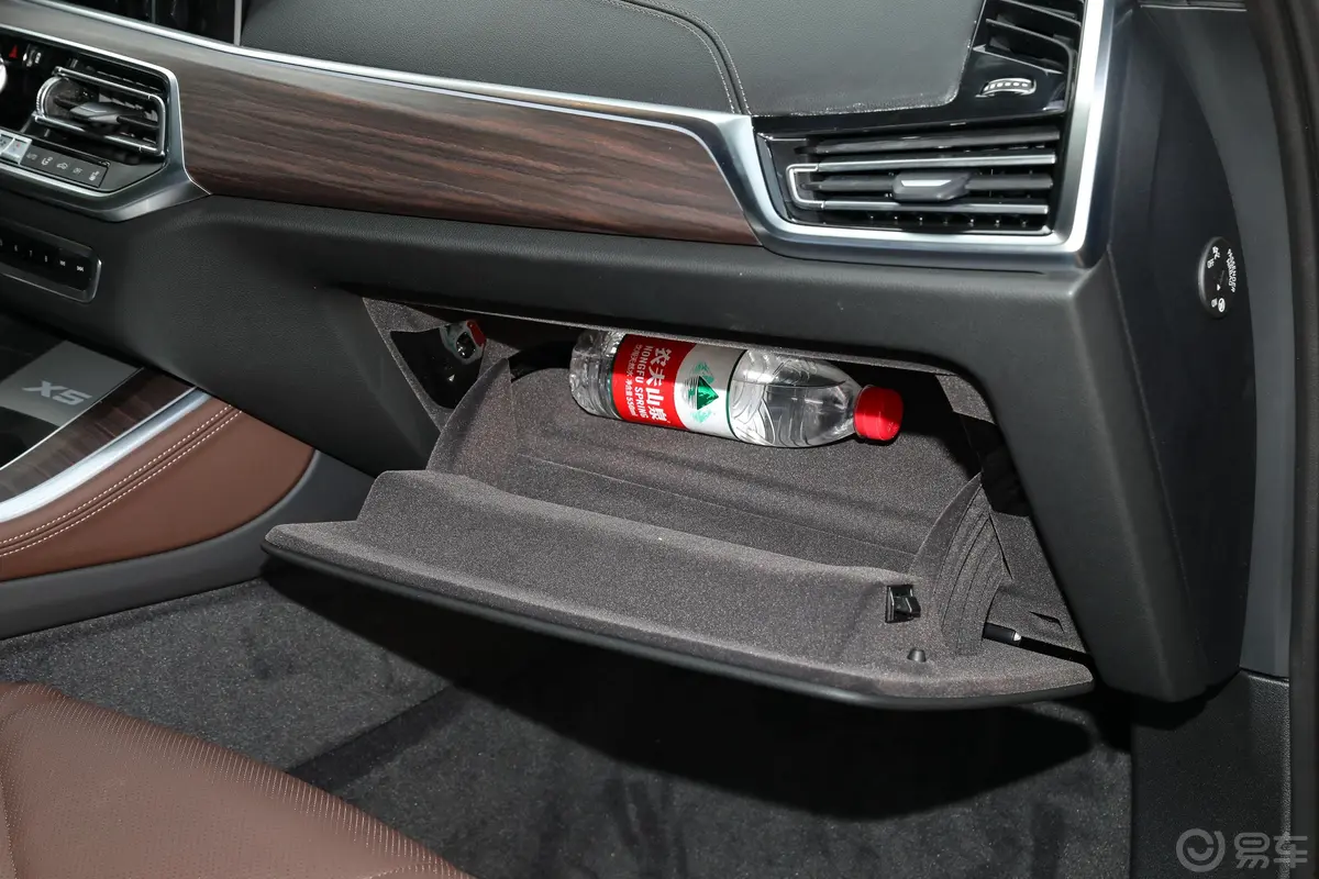 宝马X5改款 xDrive40Li M运动套装手套箱空间水瓶横置
