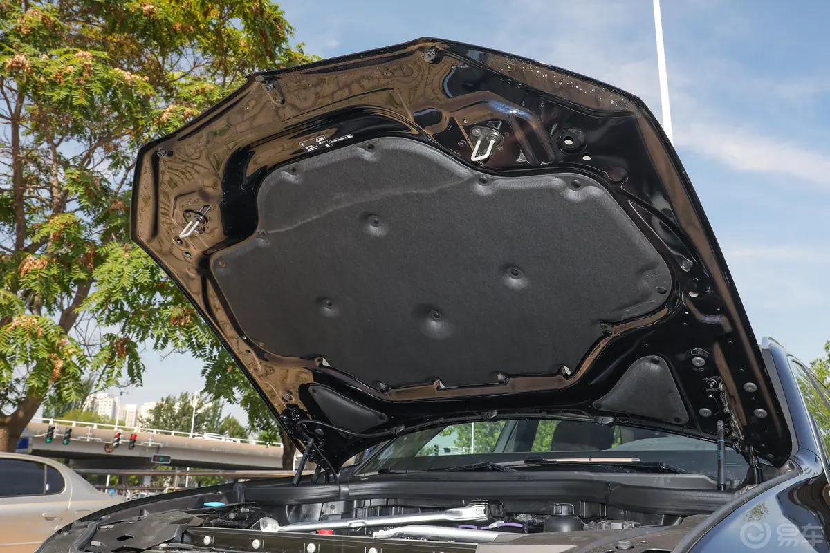 宝马X5改款 xDrive40Li M运动套装发动机舱盖内侧