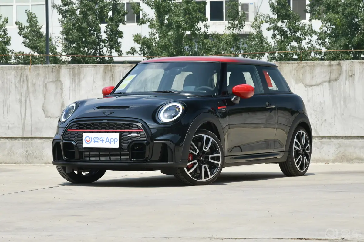 MINI JCW2.0T JOHN COOPER WORKS Pat Moss纪念版侧前45度车头向左水平