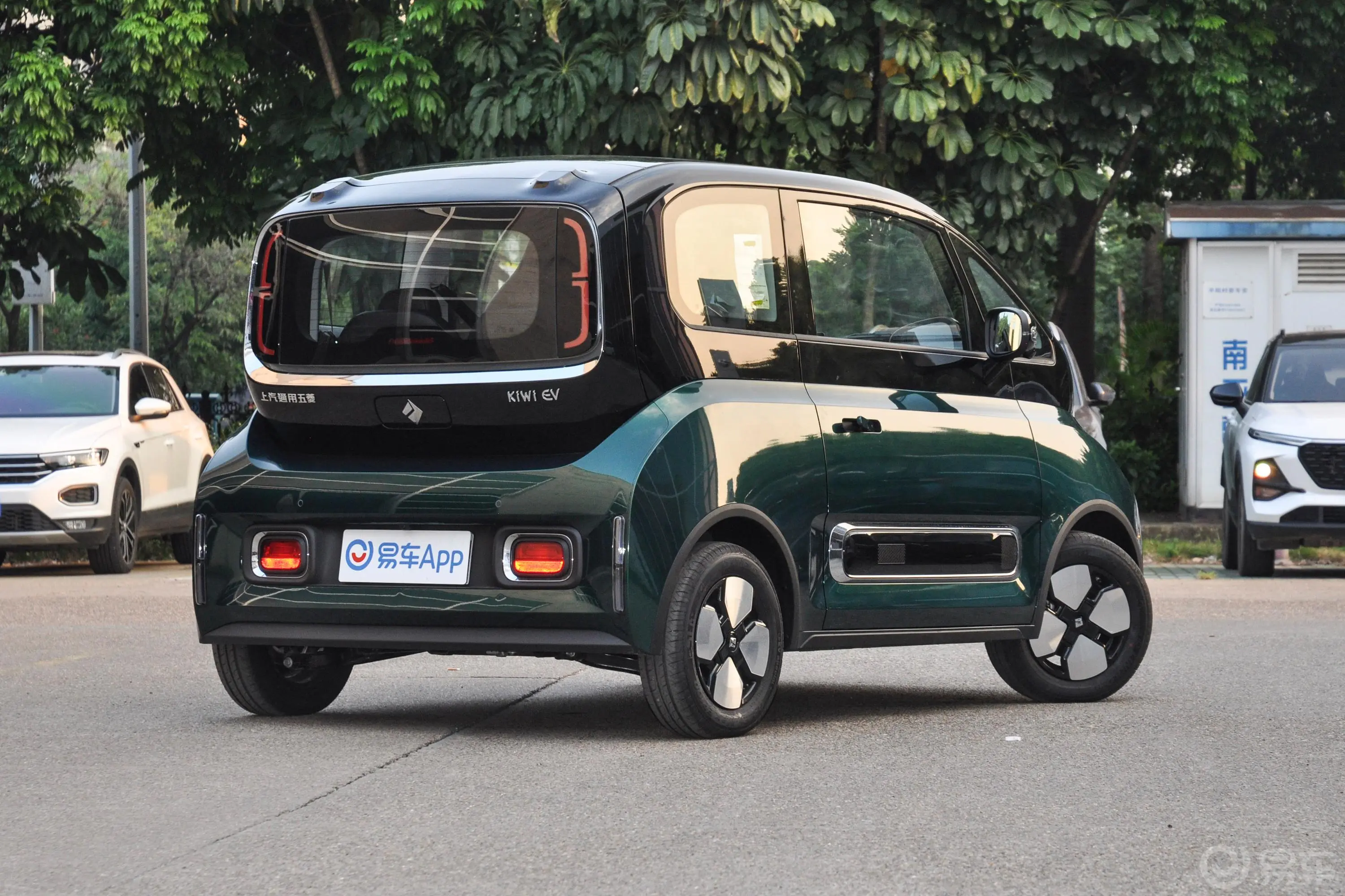 宝骏KiWi EV305km 智奢版 三元锂侧后45度车头向右水平