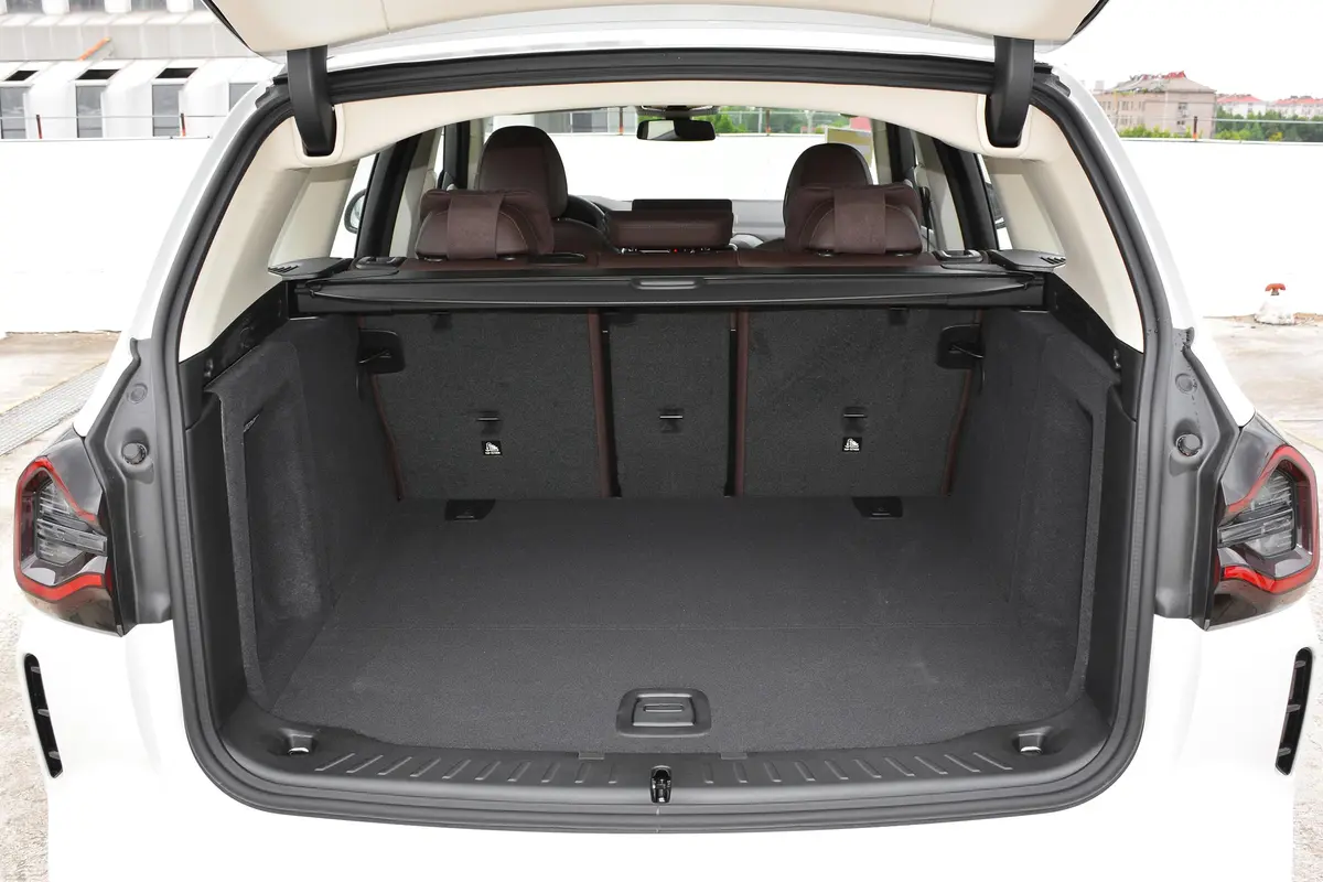 宝马X3改款二 xDrive30i 领先型 M曜夜套装后备厢空间特写