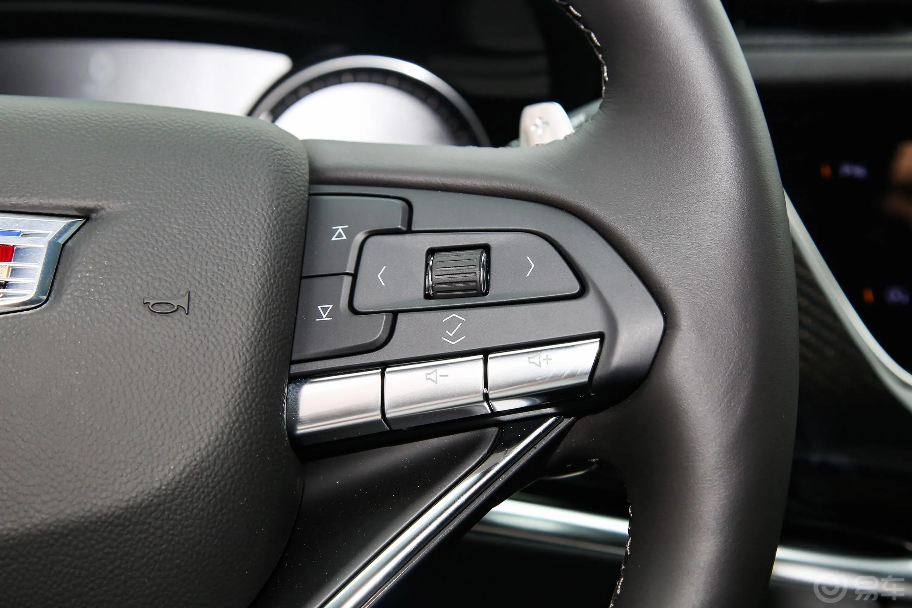 凯迪拉克XT6轻混 120周年纪念版 2.0T 四驱尊贵型 6座右侧方向盘功能按键