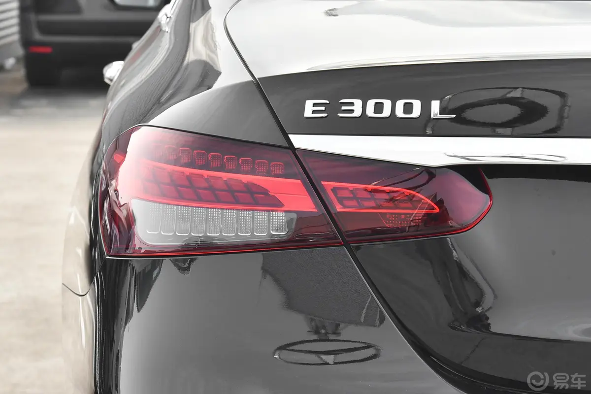 奔驰E级E 300 L 尊贵型外观灯组