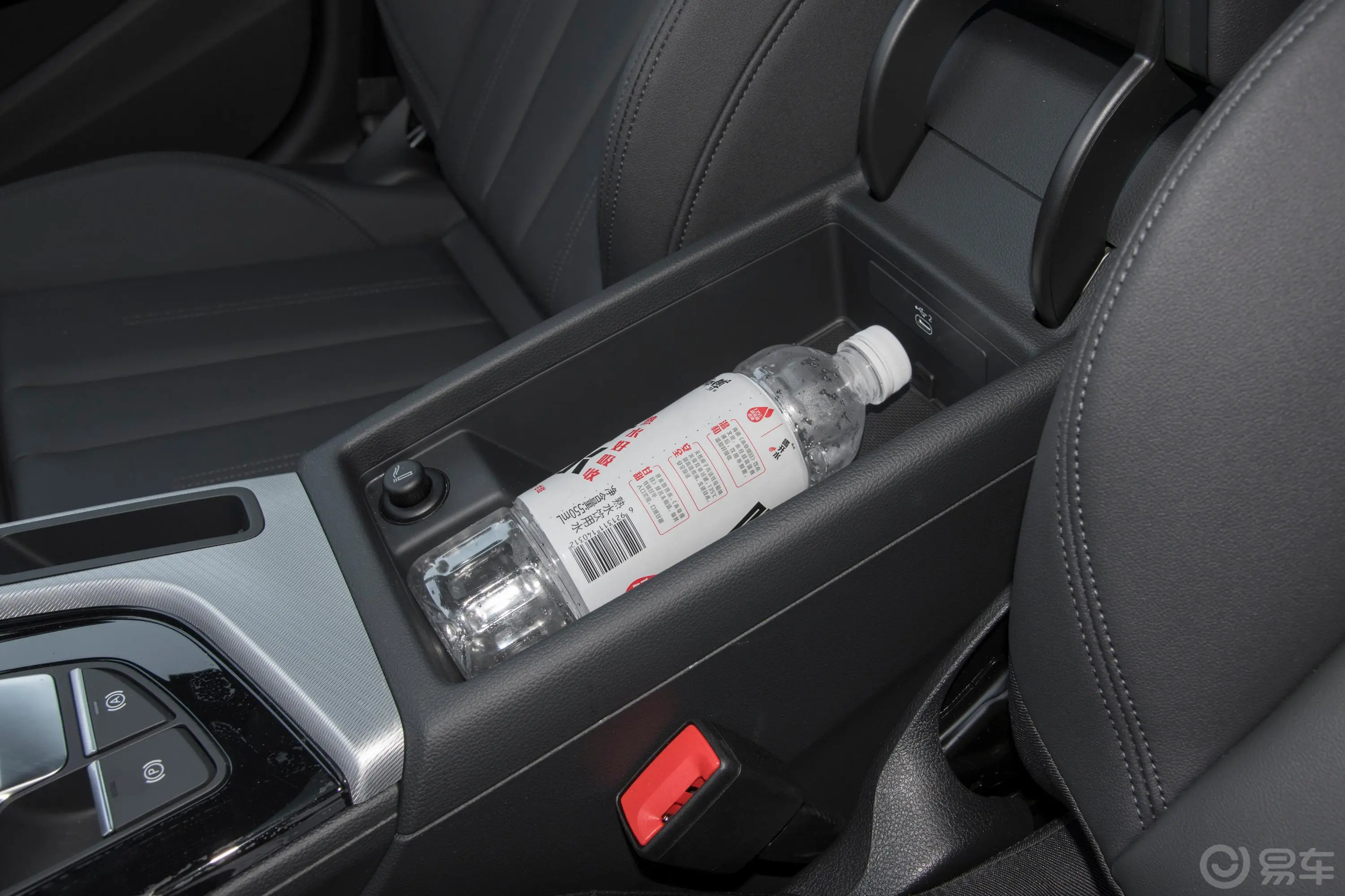 奥迪A5Sportback 40 TFSI 时尚动感型前排扶手箱储物格